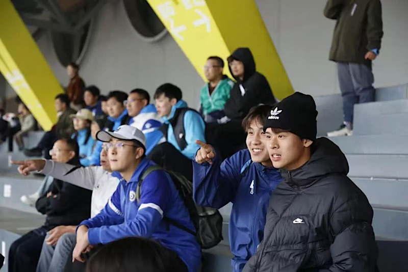 岁月, 社区的疏离 岁月, 社区的疏离